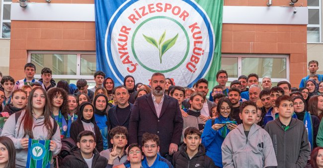 Kulüp Başkanımız İbrahim Turgut, Teknik Direktörümüz Recep Uçar ve futbolcularımız Samet Akaydın ile Mithat Pala, Ali Metin Kazancı Rize Lisesi’nde öğrencilerle bir araya geldi.