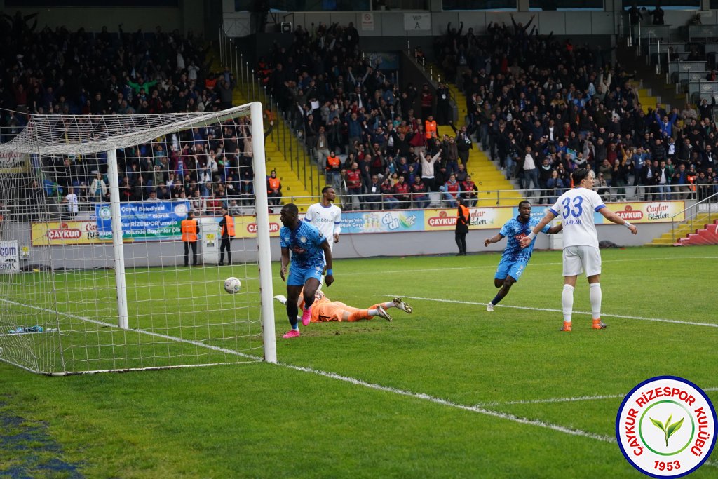 ÇAYKUR RİZESPOR 4-2 TUZLASPOR / Şampiyonluk Yolunda Bir Engel Daha Geçildi