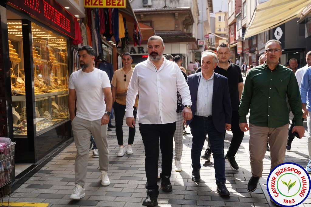 Rizespor kafilesi, Tarihi Rize Çarşısında esnafla kahvaltı programında bir araya geldi
