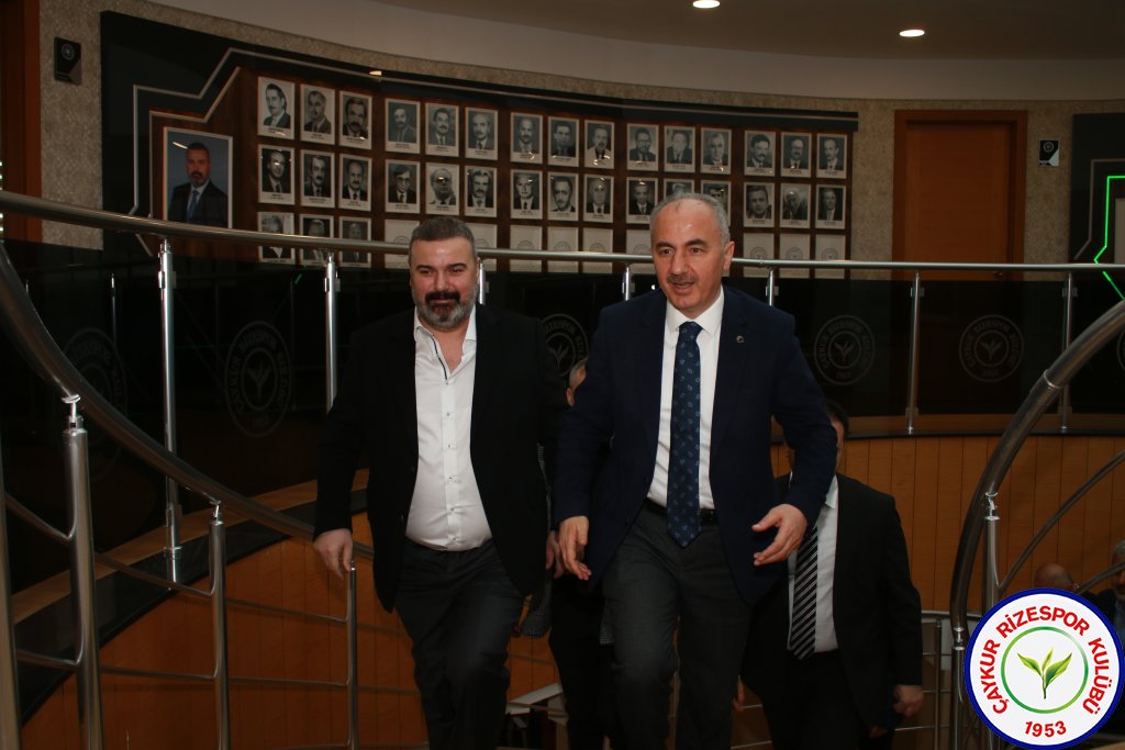 Rize Belediye Başkanı Rahmi Metin Rizespor’u ziyaret etti