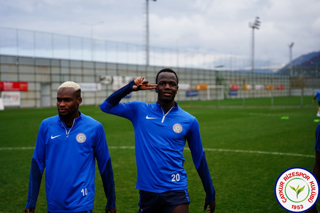Faye ve Laine kiralık olarak Esenler Erokspor'a transfer oldu