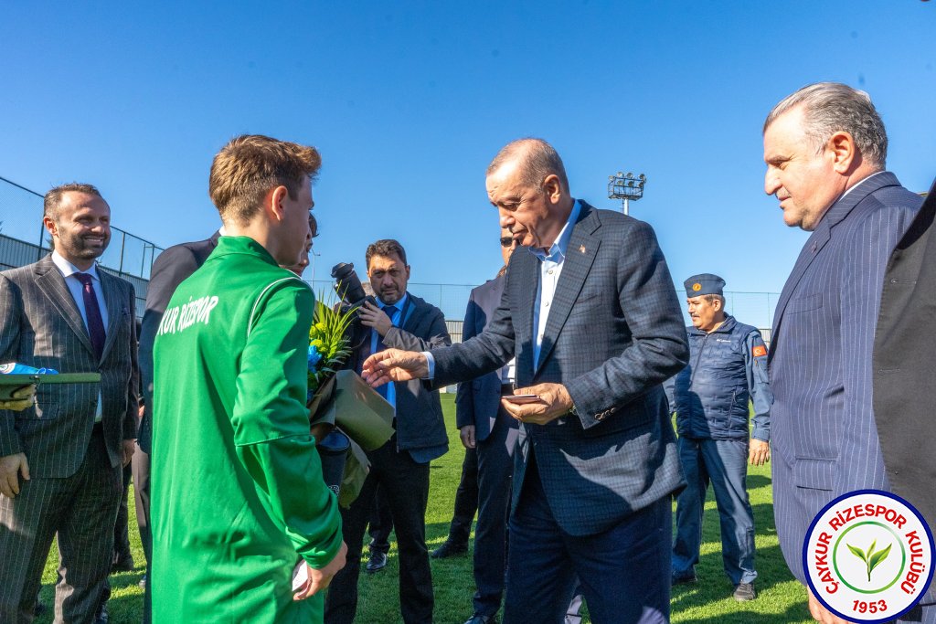 Recep Tayyip Erdoğan, Çaykur Rizespor'u ziyaret etti.