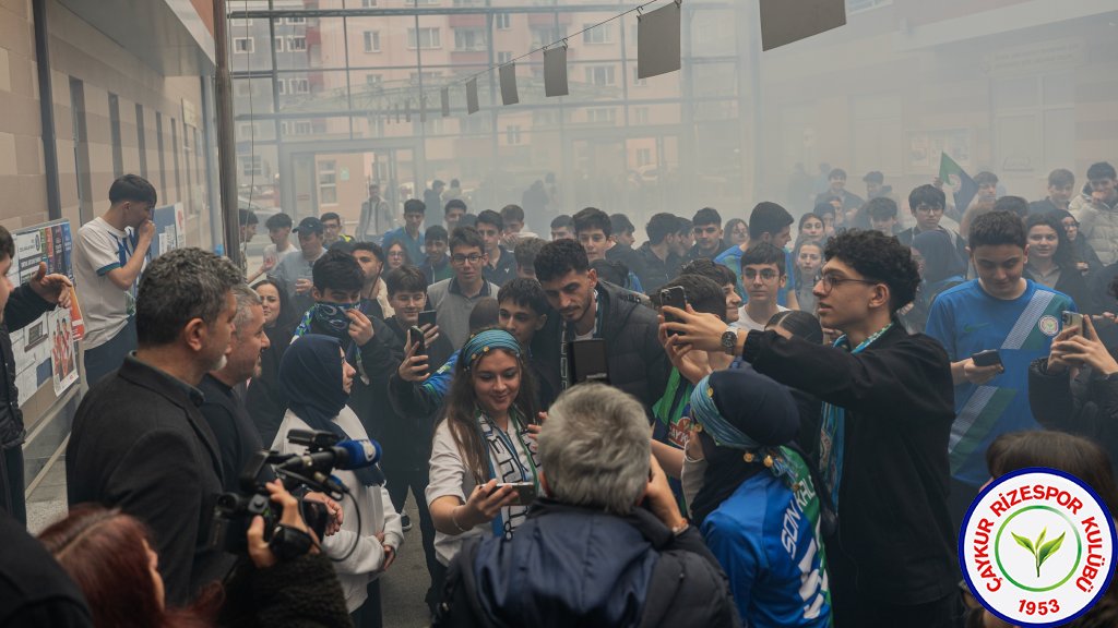 Kulüp Başkanımız İbrahim Turgut, Teknik Direktörümüz Recep Uçar ve futbolcularımız Samet Akaydın ile Mithat Pala, Ali Metin Kazancı Rize Lisesi’nde öğrencilerle bir araya geldi.