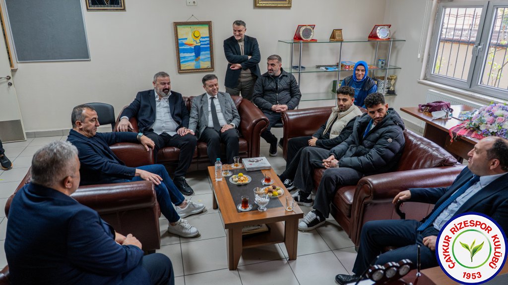 Kulüp Başkanımız İbrahim Turgut, Teknik Direktörümüz Recep Uçar ve futbolcularımız Samet Akaydın ile Mithat Pala, Ali Metin Kazancı Rize Lisesi’nde öğrencilerle bir araya geldi.