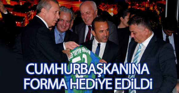 CUMHURBAŞKANINA FORMA HEDİYE EDİLDİ