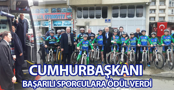 CUMHURBAŞKANI BAŞARILI SPORCULARA ÖDÜL VERDİ