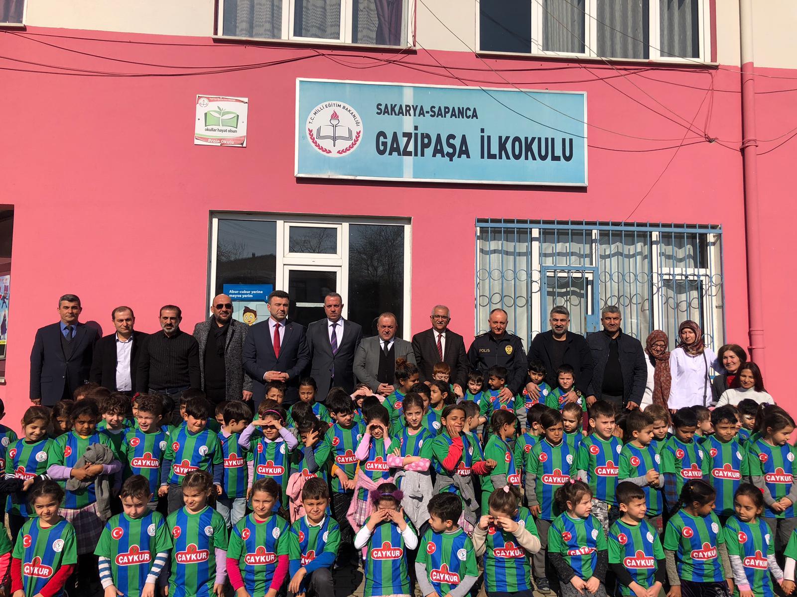 Çaykur Rizespor 'Minik Kalpler Okul-Kulüp Projesi' sosyal sorumluluk etkinlikleri ile Sakarya'da