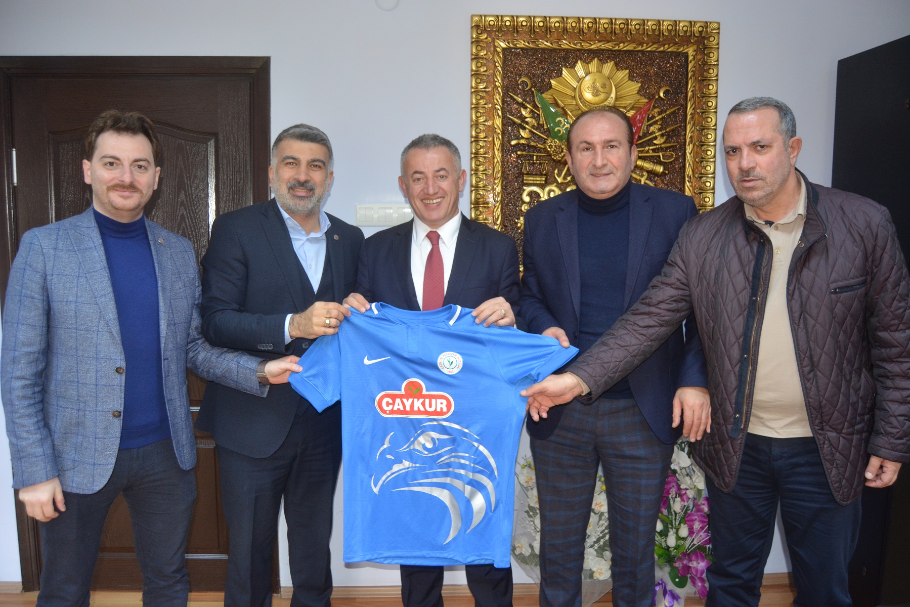 Rizespor Yönetiminden, Salarha Belediye Başkanı Hasan Kara'ya 53 Numaralı Forma