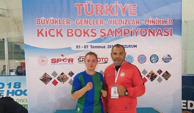 Büyük Kadınlar Kick Boks turnuvasında Semra Saraç Türkiye üçüncüsü oldu. 