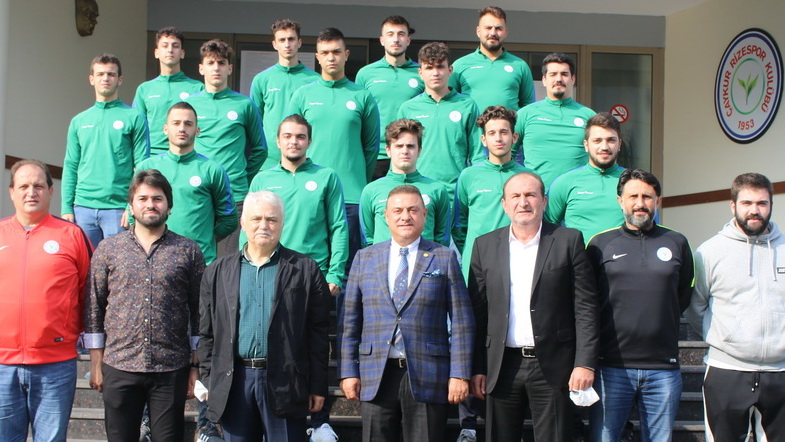 Başkanımız Hasan Kartal, şampiyon olarak 2. Lig'e yükselen hentbol takımımızı kabul etti.