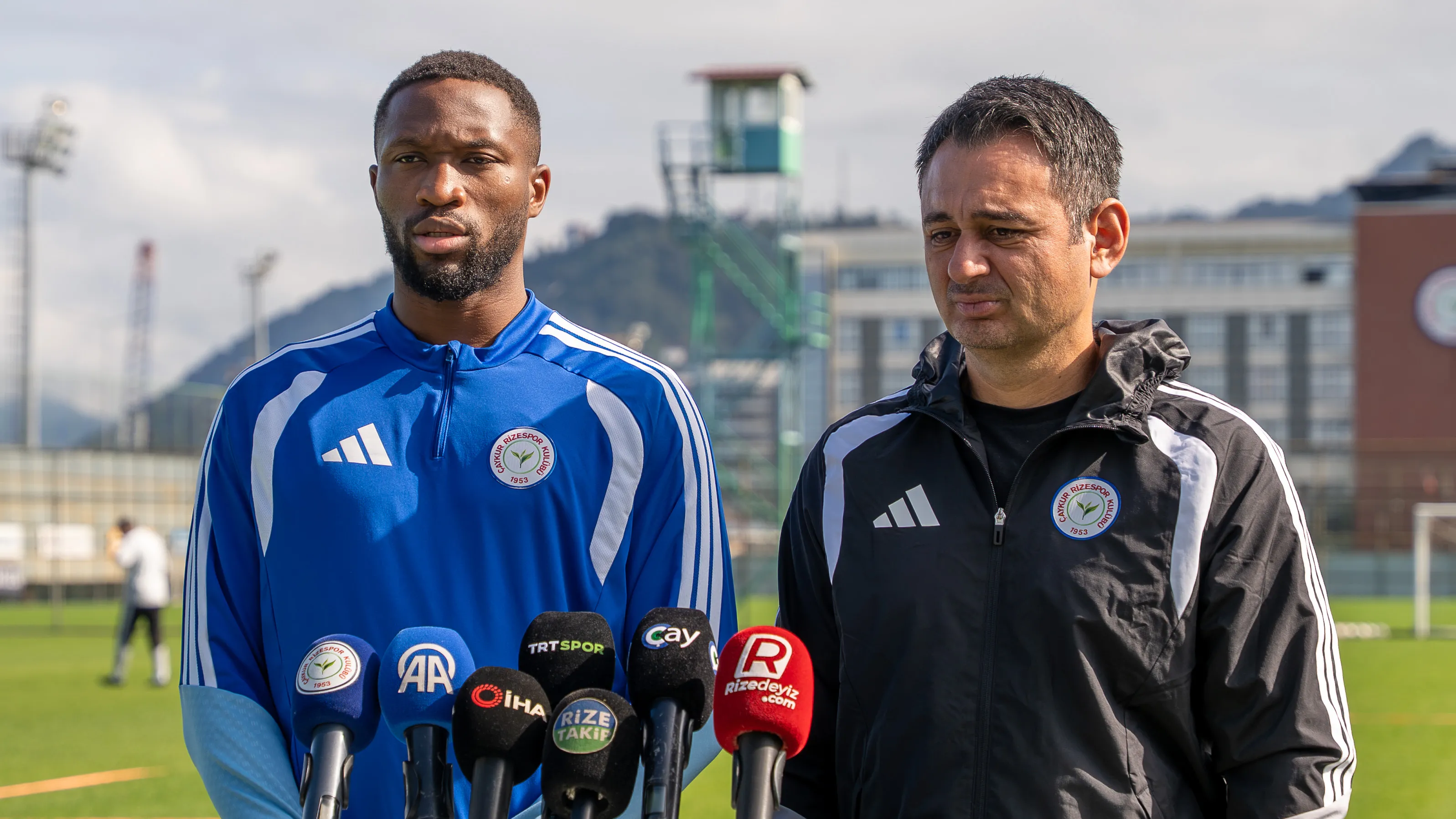  Modibo Sagnan; Trabzonspor derbisi hakkında basın mensuplarının sorularını saha kenarında yanıtladı.